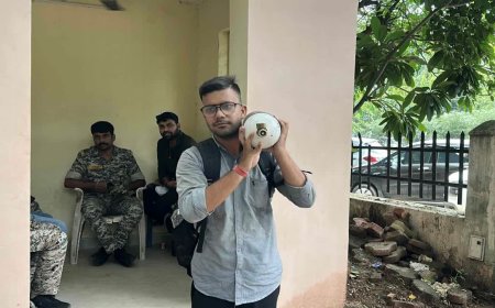 ग्वालियर में करंट हादसे से घायल कर्मचारी के बेटे का अनोखा प्रदर्शन, FIR की मांग