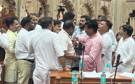 हंगामे और हाथापाई की नौबत तक पहुँची नगर निगम की बैठक, जलभराव पर विपक्ष का धरना