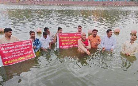 शिप्रा आरती को लेकर महाकाल मंदिर समिति और पंडा पुजारियों में ठनी जंग, रामघाट पर जल सत्याग्रह