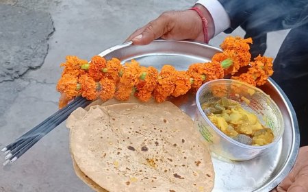 अतिक्रमण पर कार्रवाई न होने से नाराज अधिवक्ता का अनोखा प्रदर्शन, नगर निगम दफ्तर में थाल सजाकर पहुंचे
