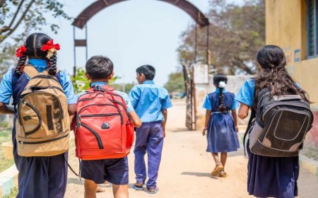 वार्डन के ट्रांसफर के खिलाफ कलेक्ट्रेट में बैठीं आदिवासी छात्राएं, जमकर की नारेबाजी