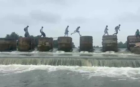 विदिशा में जान जोखिम में डालकर स्कूल जा रहे 10 बच्चे, ऊफनती बेतवा नदी के स्टॉप डैम को पार करने की मजबूरी