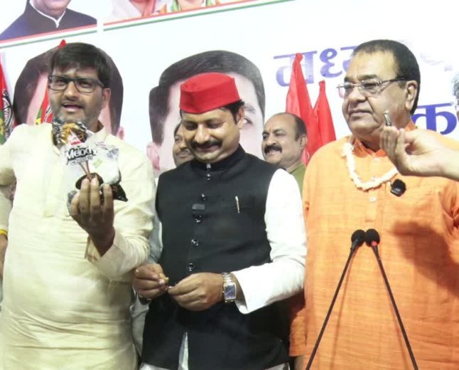 दतिया उपचुनाव में कांग्रेस की शानदार जीत के बाद पीसीसी ऑफिस में जश्न, नेताओं ने बांटी मेलोडी टॉफी
