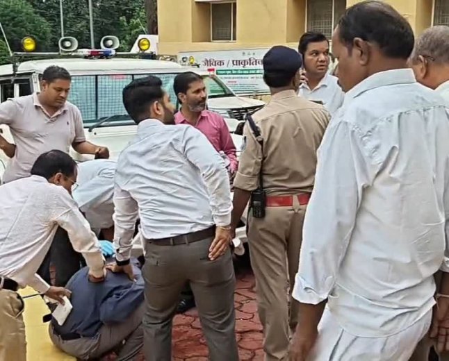 सूदखोरों के आतंक से तंग आकर युवक ने उठाया खौफनाक कदम, जिला अस्पताल में भर्ती