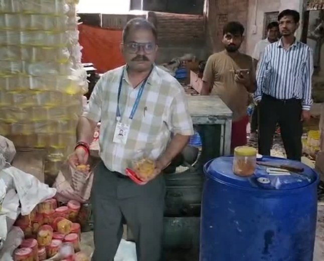 रीवा में भैंस के तबेले के पीछे चल रही थी नकली मिठाई की फैक्ट्री, मैदा और सिंथेटिक मटेरियल से बन रही थीं मिठाइयां