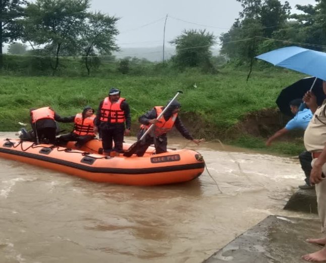 रायसेन में उफनती नदी में बहा चौकीदार, शिवपुरी में NH-46 पर लगा लंबा ट्रैफिक जाम