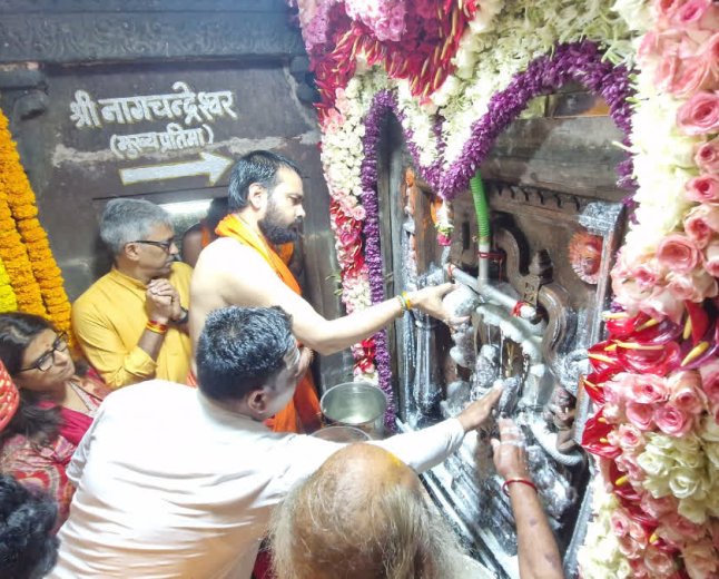 साल में सिर्फ एक बार खुले भगवान नागचंद्रेश्वर के कपाट, 24 घंटे में लाखों भक्तों ने किए दुर्लभ दर्शन