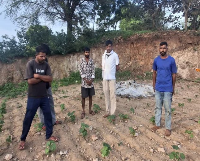 खरपई गांव में कैंसर पीड़ित की मौत के बाद विवाद, परिजनों को खेत में करना पड़ा अंतिम संस्कार