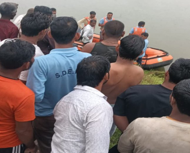 शिवपुरी में मूसलाधार बारिश का कहर, पुलिया पार करते समय उफनती नदी में बही बाइक