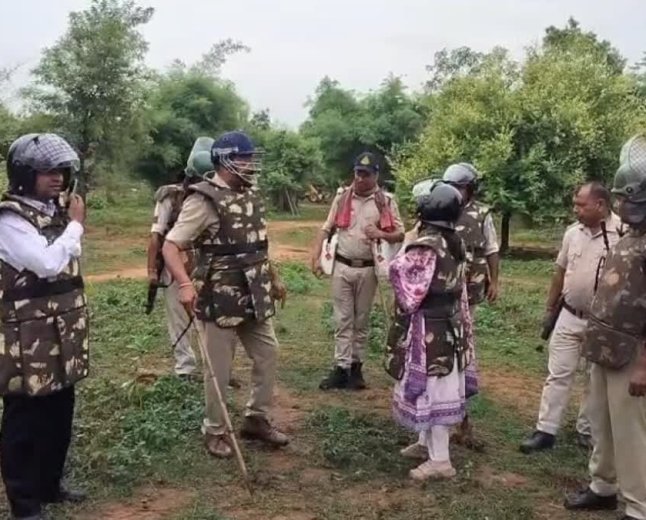 मैहर में वन विभाग की जमीन पर अवैध कब्जा हटाने गई पुलिस और प्रशासन की टीम पर ग्रामीणों का पथराव