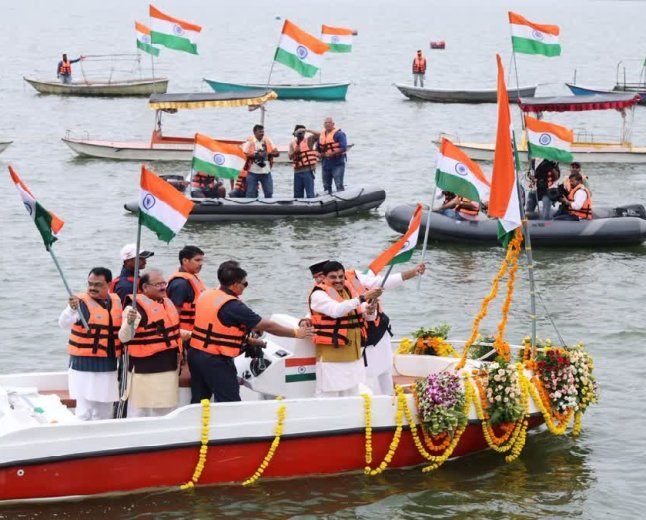 भोपाल की बड़ी झील में निकली भव्य नौका तिरंगा यात्रा, सीएम मोहन यादव ने थामे रखा तिरंगा