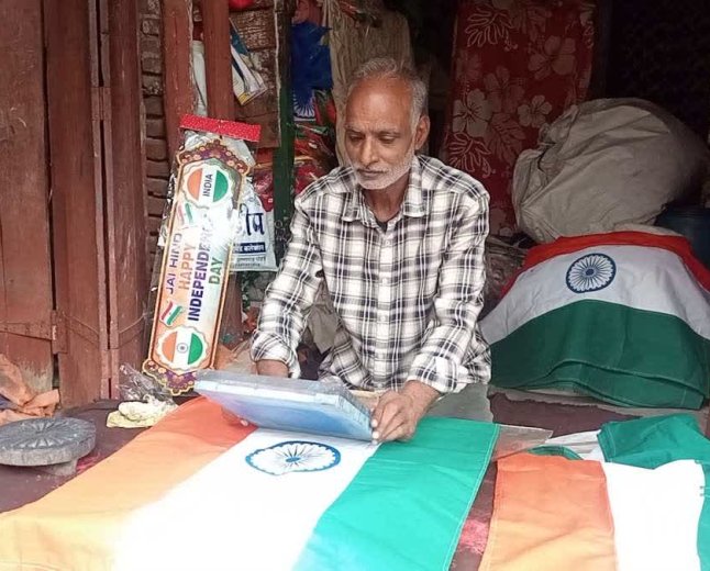 बुरहानपुर का यह मुस्लिम परिवार अंग्रेजों के जमाने से बना रहा है तिरंगा, दो पीढ़ियों से जारी है परंपरा