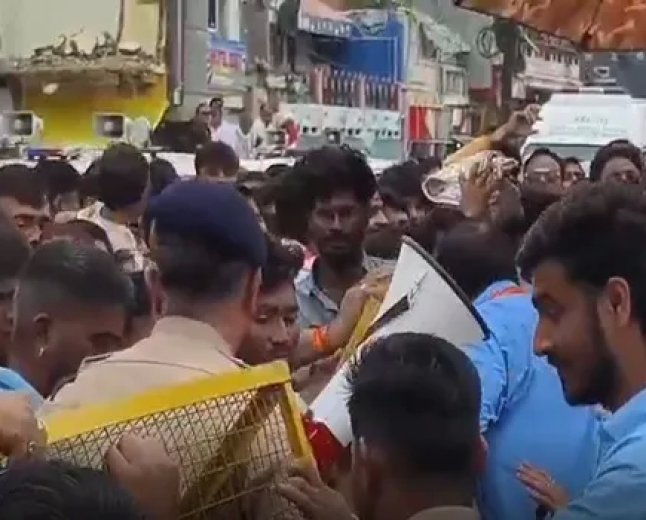 5.50 लाख से अधिक श्रद्धालुओं ने किए दर्शन, नागचंद्रेश्वर मंदिर के कपाट खुलने से भारी जनसैलाब
