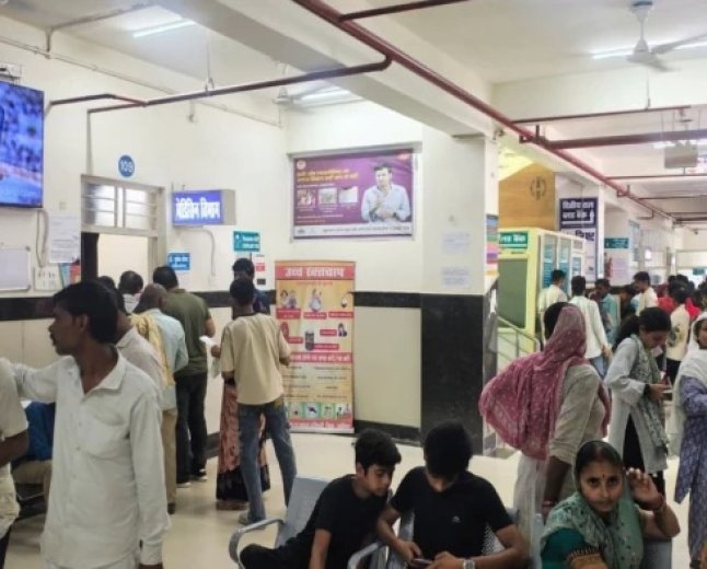 मुरार जिला अस्पताल की न्यूरो ओपीडी में दवाइयों का संकट, मरीजों को बाहर से खरीदना पड़ रहा सामान