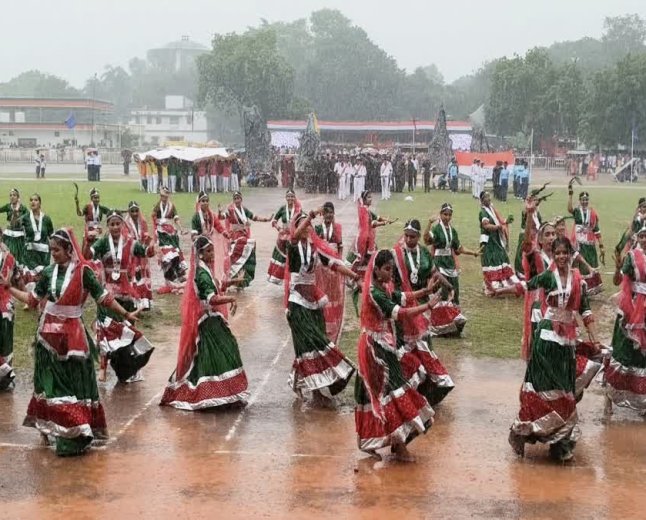 सतना में तेज बारिश के बीच बच्चों ने दी शानदार प्रस्तुतियां, केंद्रीय जेल से 12 बंदी हुए रिहा
