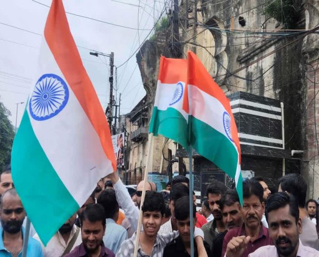 मोती मस्जिद चौराहे पर बैरिकेडिंग के खिलाफ व्यापारियों का उग्र प्रदर्शन, दुकानें रखकर किया धरना