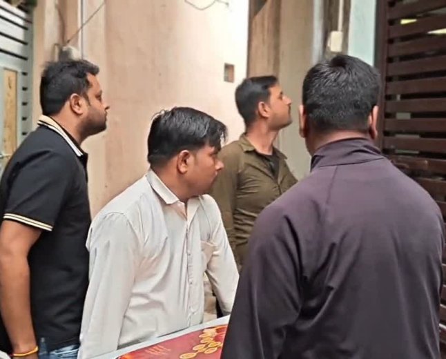 सागर के ड्राइवर के घर अलमारी से मिले 3 करोड़ 2 लाख रुपये, रिटायर्ड एसई ने पैसा अपना होने से किया इंकार