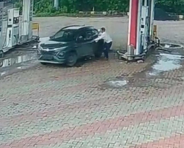 कोलारस के पेट्रोल पंप पर 2100 रुपये के पेट्रोल की ठगी, बिना नंबर की कार लेकर फरार हुआ चालक