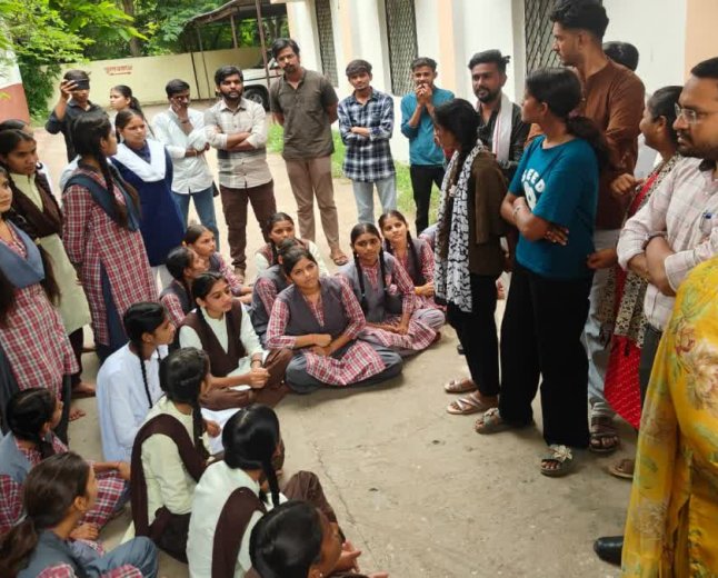 बड़वानी में रानी दुर्गावती कन्या छात्रावास की छात्राओं का हंगामा, अधीक्षिका पर पैसे मांगने और दुर्व्यवहार का आरोप