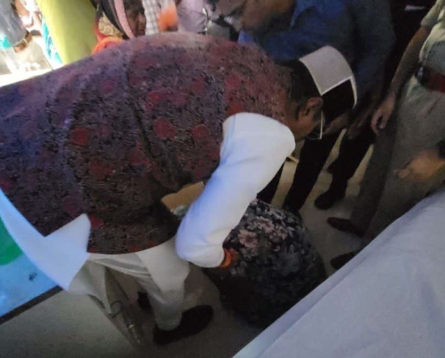 मंत्री विश्वास सारंग के पैरों में गिर पड़ी पीड़ित महिला, अस्पताल में सुनी जमीन कब्जे की फरियाद
