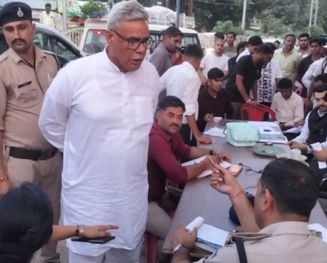 वाहन चेकिंग के दौरान सड़कों पर मचा हड़कंप, हूटर और काली फिल्म लगी गाड़ियों पर हुई कार्रवाई