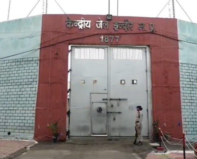 Spiritual Program in Indore Jail: अपराध से तौबा कर धर्म के मार्ग पर चल रहे कैदी, जज द्वारा जेल में हो रहा सुंदरकांड का पाठ