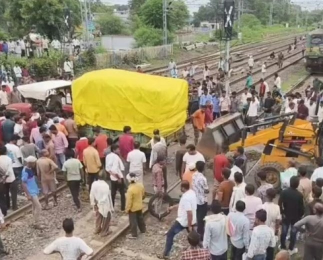 अमरकंटक और पवन एक्सप्रेस समेत कई ट्रेनें एक घंटे से अधिक समय तक रुकीं, ट्रैक्टर का हिच टूटा