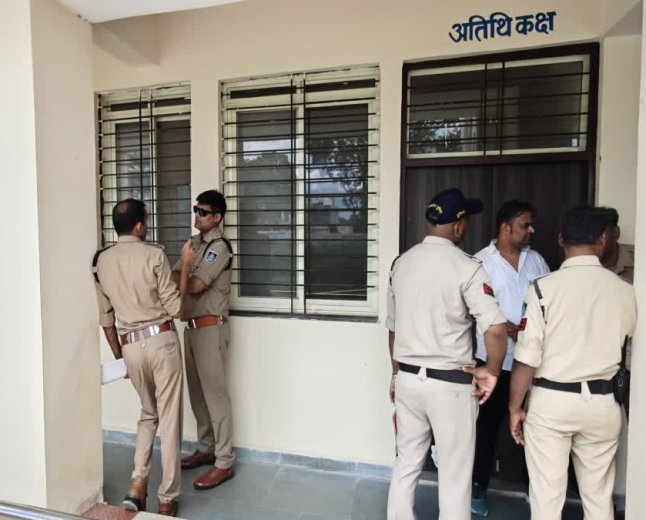 छतरपुर के शासकीय छात्रावास में अधीक्षक पर अश्लील हरकत का आरोप, पुलिस ने लिया हिरासत में