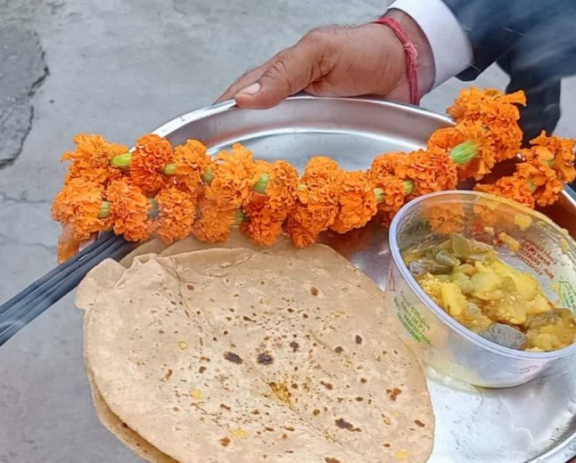 अतिक्रमण पर कार्रवाई न होने से नाराज अधिवक्ता का अनोखा प्रदर्शन, नगर निगम दफ्तर में थाल सजाकर पहुंचे