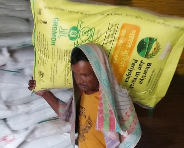ई-टोकन व्यवस्था बंद होने के बाद बढ़ी किसानों की मुश्किलें, खाद की कालाबाजारी जोरों पर