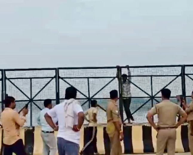 चंबल पुल पर फिल्मी स्टाइल में लटका युवक, दुष्कर्म के मामले में आरोपी और अपनी बच्ची का मांग रहा था हक