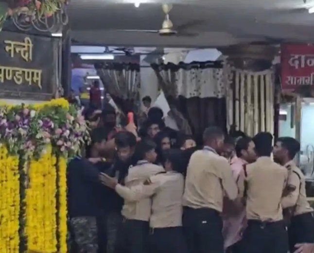 गर्भगृह में घुसने को लेकर विवाद, सुरक्षाकर्मी के सिर में आई गंभीर चोट