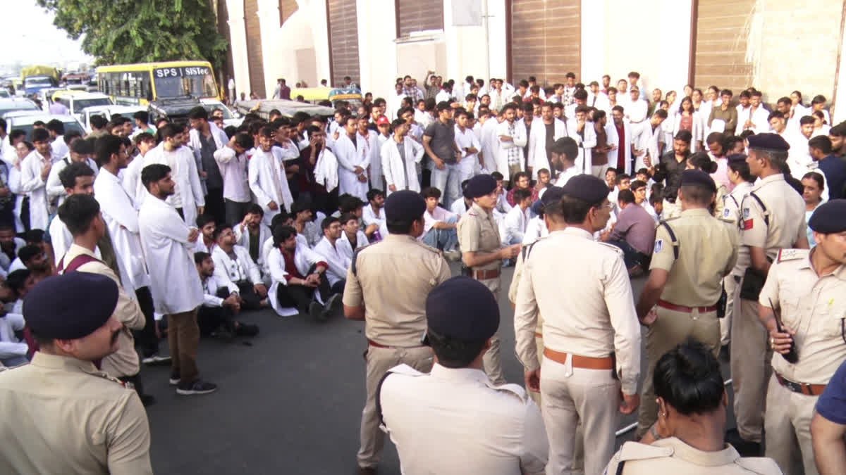 कलेक्टर प्रियंक मिश्रा की समझाइश भी बेअसर, देर रात तक जारी रहा जूनियर डॉक्टर्स का आंदोलन और चक्काजाम