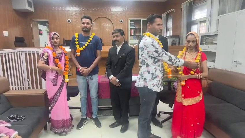 देवास कोर्ट में दिखा भावुक पल, जजों की कोशिशों से 30 दंपतियों के टूटे घर फिर से बसे