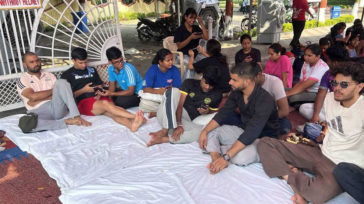 ग्वालियर एलएनआईपीई में 14वें दिन उग्र हुआ आंदोलन; 4 छात्र अनिश्चितकालीन भूख हड़ताल पर बैठे