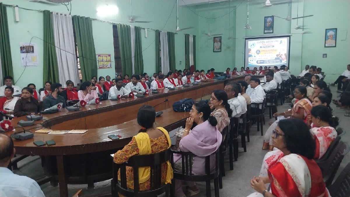 सामान्य स्कूलों में पढ़ेंगे श्रवण बाधित बच्चे; मध्य प्रदेश के शिक्षकों को सिखाए जा रहे साइन लैंग्वेज के बेसिक्स