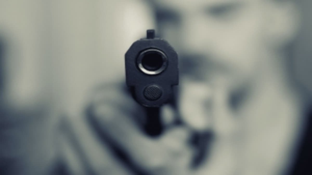 बंडा शराबकांड के मुख्य आरोपी का शॉर्ट एनकाउंटर; 30 हजार का इनामी मनीष लोधी पैर में गोली लगने से गिरफ्तार