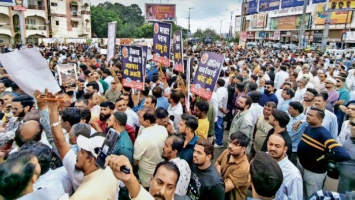 रहवासी क्षेत्रों में व्यावसायिक गतिविधियों पर सीलिंग के विरोध में उतरे भोपाल के व्यापारी, सड़क पर किया प्रदर्शन