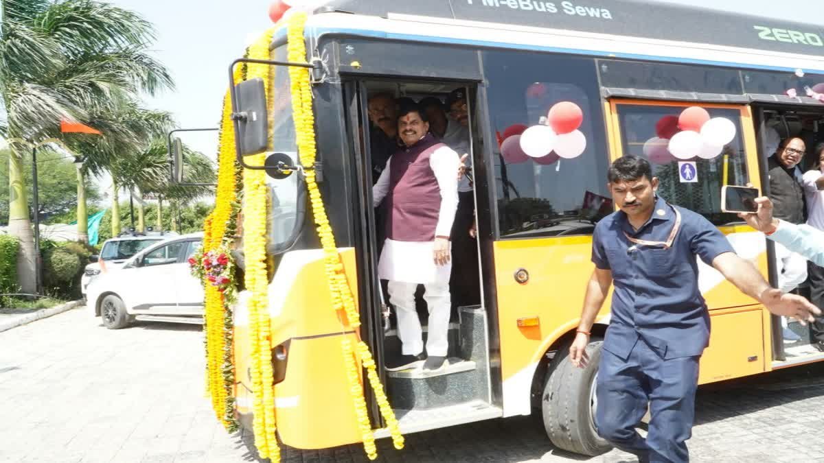 सीएम मोहन यादव ने महाकाल लोक से की पीएम श्री ई-बस सेवा और उज्जैन दर्शन की शुरुआत, 172 करोड़ के विकास कार्यों की सौगात