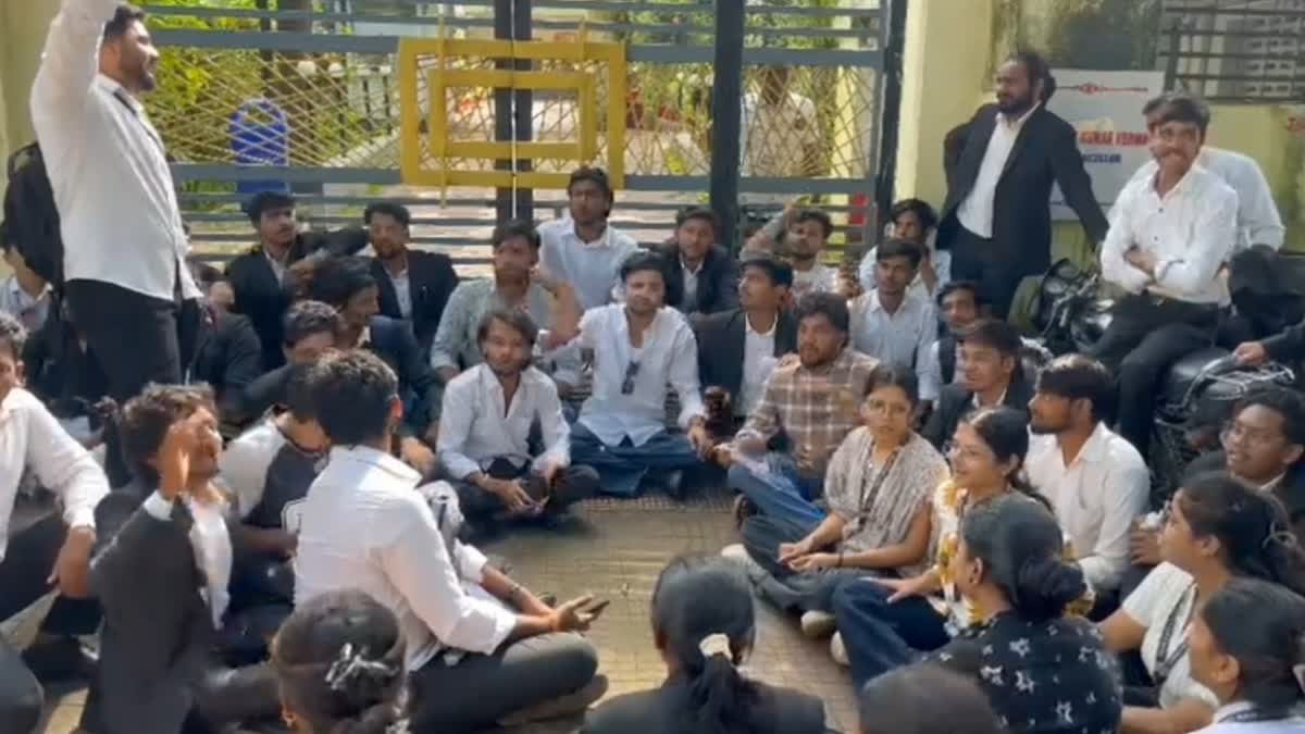 जबलपुर में एलएलबी का पेपर देख भड़के छात्र, कुलपति बंगले के बाहर धरने पर बैठे; जांच कमेटी गठित