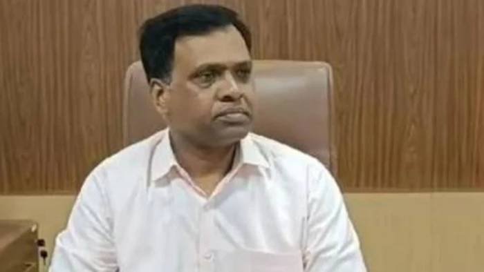सीएम के कार्यक्रम में पहुंची बिना फिटनेस की बस को कलेक्टर ने खुद किया सीज, आरटीओ को दिए लाइसेंस रद्द करने के निर्देश