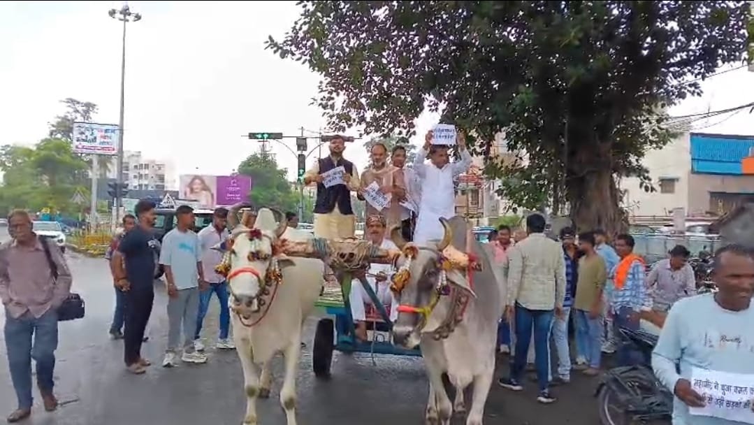सड़कों की बदहाली पर कांग्रेस का अनोखा प्रदर्शन, मांग पूरी न होने पर अनिश्चितकालीन आंदोलन की चेतावनी