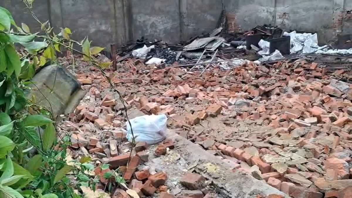 लगातार बारिश से कमजोर हुई दीवार ढही, शेड तोड़ने के दौरान मलबे में दबकर दो मजदूरों ने गंवाई जान
