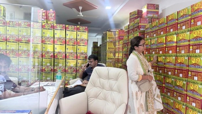 मल्हारगंज और सियागंज में तेल गोदामों पर छापा; सोना सिक्का और गुलाब ब्रांड तेल के सैंपल भोपाल भेजे