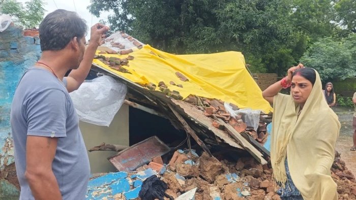 लगातार बारिश से जर्जर मकानों पर मंडराया खतरा, मलबे की चपेट में आने से बाल-बाल बचा परिवार