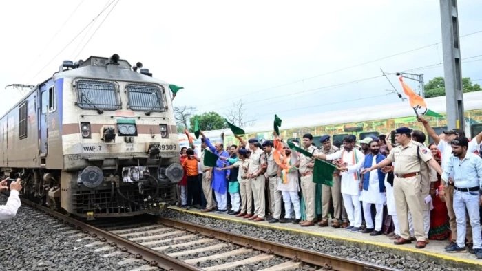 लंबे समय की मांग हुई पूरी, वेंकटनगर में रुकी नर्मदा एक्सप्रेस, जानिए नया टाइम टेबल