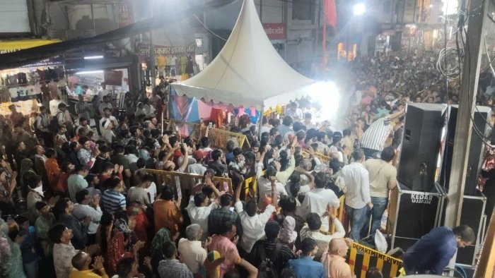 सड़क चौड़ीकरण की जद में आया 200 साल पुराना मंदिर, जनभावनाओं के आगे असमंजस में प्रशासन