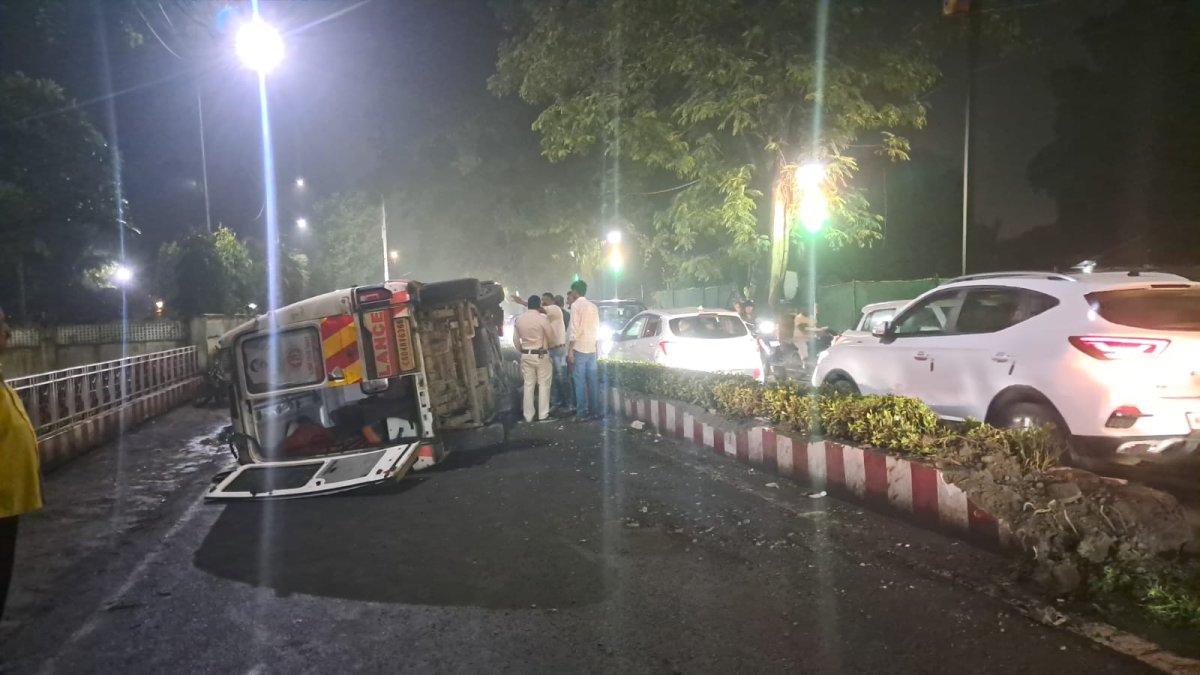 मरीज को ले जा रही 108 एंबुलेंस अनियंत्रित होकर पलटी; चालक फरार, कार से अस्पताल भेजा गया मरीज