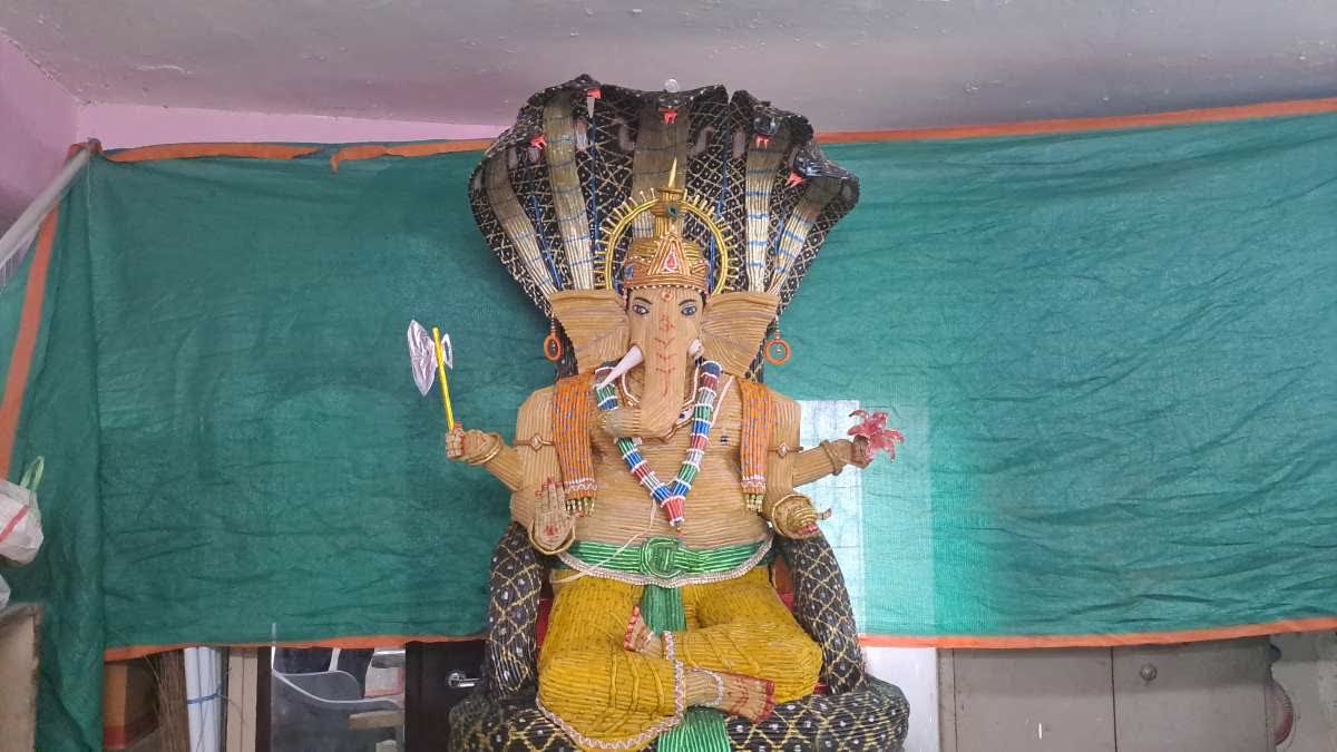 सागर के बीना में अनोखी कलाकारी, 74 वर्षीय मूर्तिकार ने कच्चे पुंगे से बनाई 6 फीट ऊंची भगवान गणेश की प्रतिमा