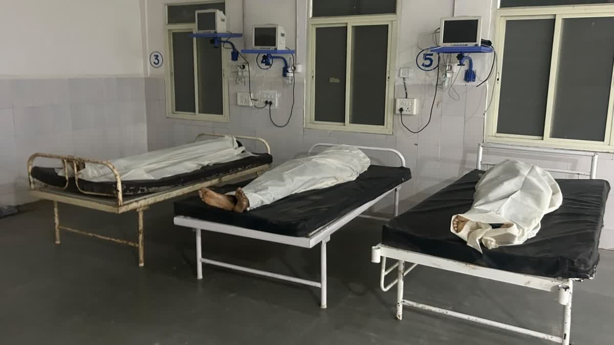 गहरे पानी में जाने से 3 दोस्तों की डूबकर मौत, अस्पताल में परिजनों का रो-रोकर बुरा हाल
